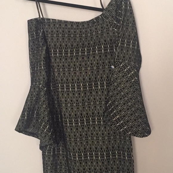 Nordstrom’s THML off shoulders 🛎 sleeves 👗 SM - Picture 7 of 8